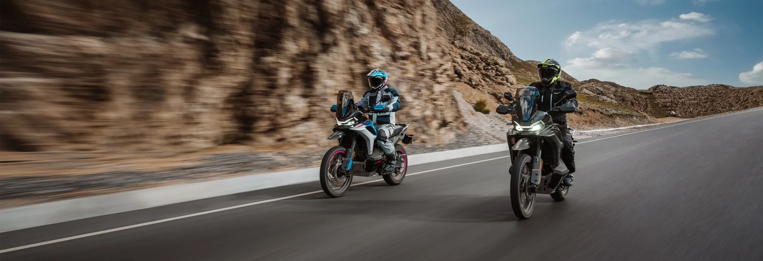 800MT-X_Outdoor_Onroad-scaled.jpg